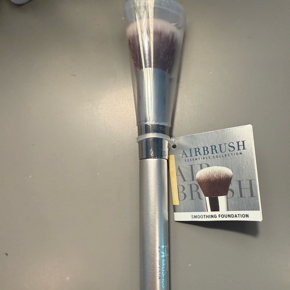 IT Cosmetics Smoothing Foundation Brush New - Picture 2 of 3